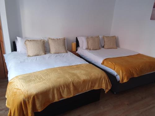 Postel nebo postele na pokoji v ubytování Budget Rooms