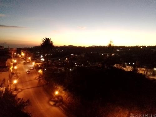 a city street with street lights at sunset at Exelentes departamentos y lofts en el centro de la ciudad de Teziutlán in Teziutlán