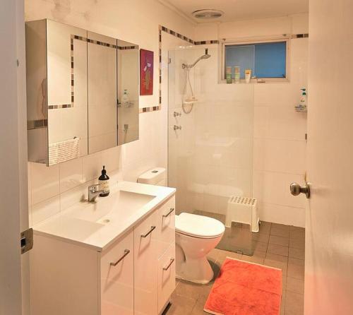 uma casa de banho com um lavatório, um WC e um chuveiro em Oasis at Aldinga Beach em Aldinga Beach