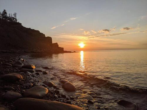 Oceanfront Cliffside Cottage - Cabot Coast