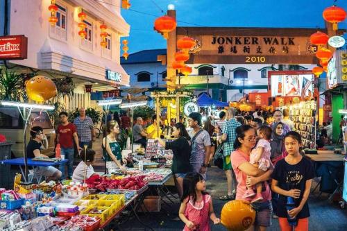 uma multidão de pessoas em torno de um mercado com alimentos em [New!] Jonker Street Loft 3BR Melaka 10PAX em Malaca