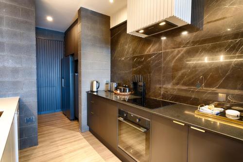 Dapur atau dapur kecil di Dacha on Maggie No#1 OPULENT AND LUXURIOUS