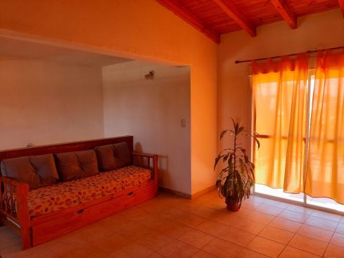 - un salon avec un canapé et une fenêtre dans l'établissement Departamentos Las Grutas Enjoy, à Las Grutas