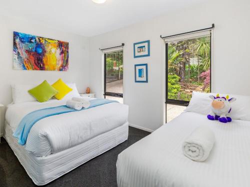 Cet hébergement comprend 2 lits dans une chambre dotée de murs blancs et de fenêtres. dans l'établissement Kamala Mount Eliza, à Mount Eliza