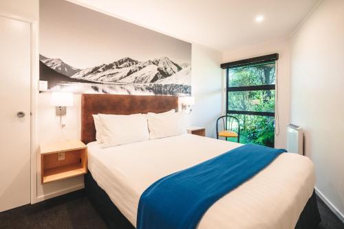 Giường trong phòng chung tại Blue Peaks Lodge