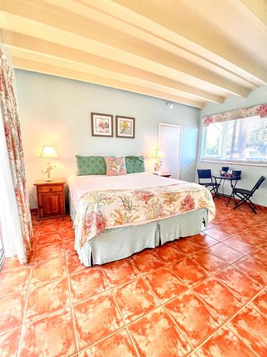 um quarto com uma cama e piso em azulejo em The Ocean View Inn em Islamorada