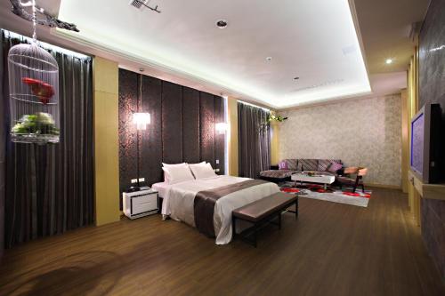 a hotel room with a bed and a couch at Affair motel Co.Ltd in Wuqi