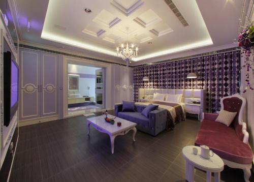 a hotel room with a bed and a couch at Affair motel Co.Ltd in Wuqi