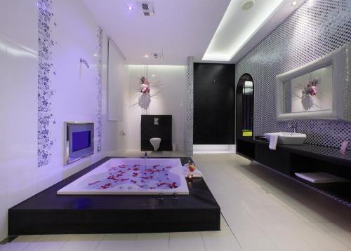 a bathroom with a large tub with pink flowers on it at Affair motel Co.Ltd in Wuqi