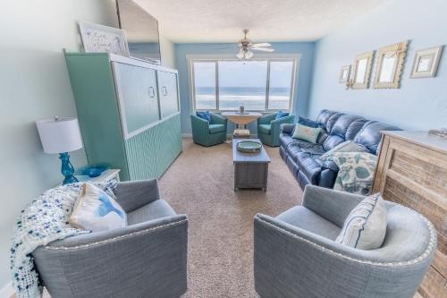 a living room with couches and a table at Sea Gypsy Rentals in Lincoln City
