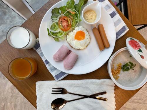 a plate of breakfast food on a table at สต็อกโฮม เขาใหญ่ (StockHome Khao Yai) in Khanong Phra