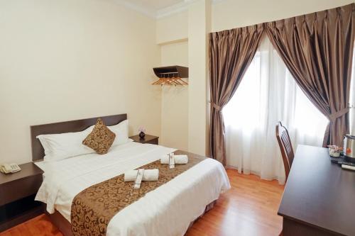 Tempat tidur dalam kamar di RJ Hotel Kulai
