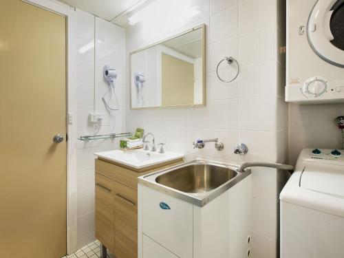 ein kleines Badezimmer mit Waschbecken und Toilette in der Unterkunft Tanderra 10 on Park Road in Jindabyne