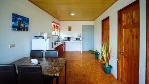 Een keuken of kitchenette bij Casa Cattleya - Monteverde, Costa Rica