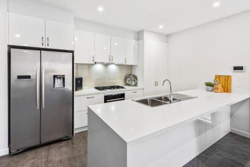 Η κουζίνα ή μικρή κουζίνα στο Fawkner Executive Suites & Serviced Apartments