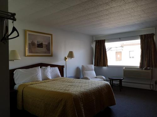Postel nebo postele na pokoji v ubytování Travel Inn Hearst