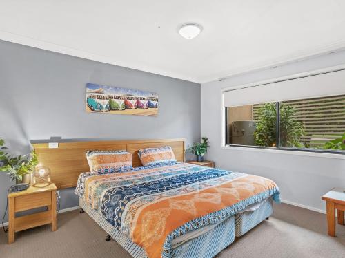 une chambre avec un grand lit et une fenêtre dans l'établissement Horizons Getaway at the Bay, à Salamander Bay