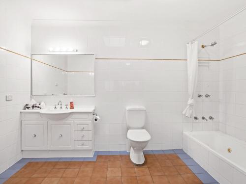 une salle de bain avec toilettes, lavabo et baignoire dans l'établissement Horizons Getaway at the Bay, à Salamander Bay