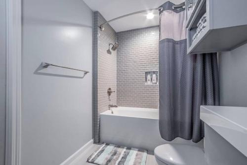 een badkamer met een bad, een toilet en een douche bij Newly Minted Bungalow, near Austin in Manor