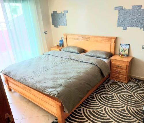 Tempat tidur dalam kamar di Appartment Majorelle entier au Centre Ville Kenitra