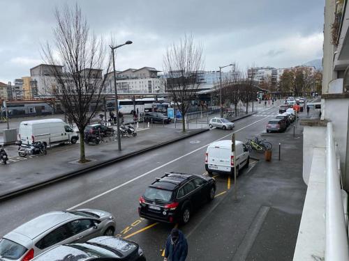 une rue de la ville avec des voitures garées sur le côté de la route dans l'établissement Le mont veyrier, à Annecy