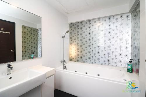 Koupelna v ubytování VSummer Loft Suites by RR JBcity