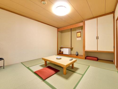 a room with a table and a room with a kitchen at Hotel Parkway in Teshikaga