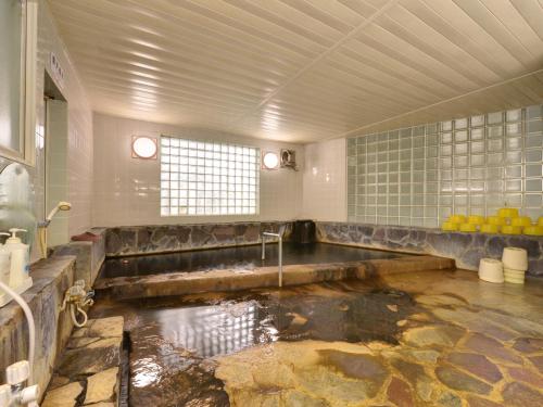 a room with a pond in the middle of a bathroom at Hotel Parkway in Teshikaga