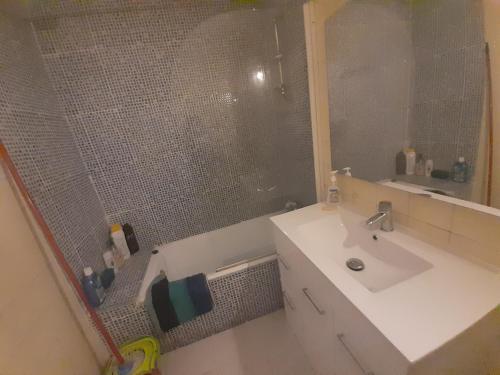 W łazience znajduje się biała umywalka i prysznic. w obiekcie Room in Guest room - Peaceful accommodation in Madrid near Atocha w Madrycie