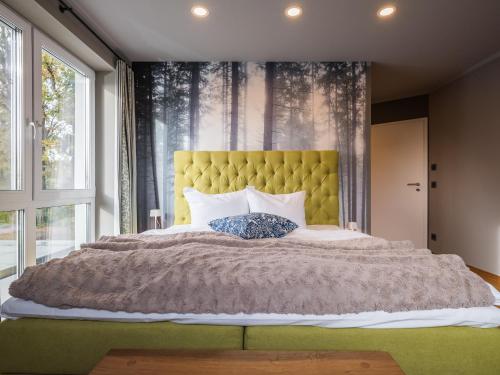 um quarto com uma cama grande e uma janela grande em Luxus FeWo 112m² direkt am Wasser inkl. Boot em Krakow am See