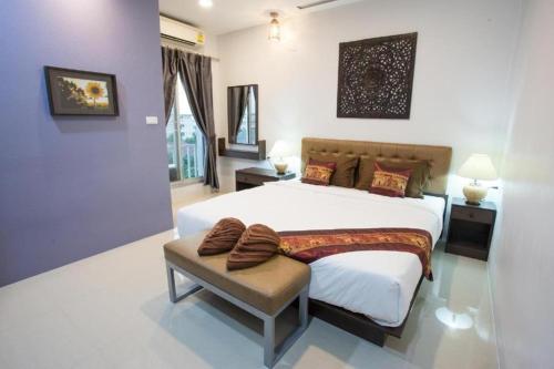 Un pat sau paturi într-o cameră la Pongsakorn Boutique Resort