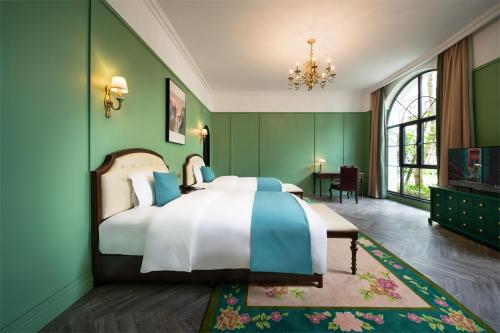 Gallery image of Hotel Indigo Heilong Lake, an IHG Hotel in Meishan