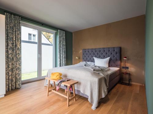 Postel nebo postele na pokoji v ubytování Luxus FeWo 122 m² direkt am Wasser mit Boot