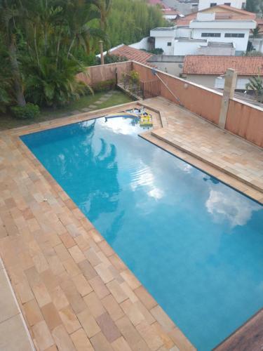a large blue swimming pool on top of a house at Casarão Primavera in Serra Negra
