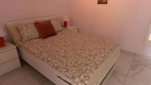 uma cama num pequeno quarto com em Rosa eden em La Asomada