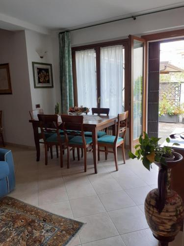 een eetkamer met een tafel en stoelen bij La casa di Sabrina in Verona