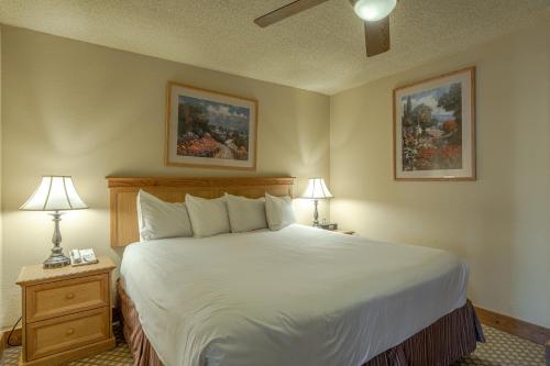 เตียงในห้องที่ Grand Lodge Condo in the Heart of Mt Crested Butte condo