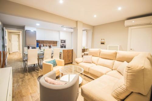 sala de estar amplia con sofás y cocina en Hípica Apartment Granada by A3Rentals en Granada