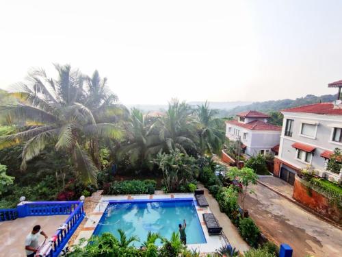 een uitzicht over het zwembad van een resort bij Amazing Hilltop 4 BHK Villa with Private Pool near Candolim in Candolim
