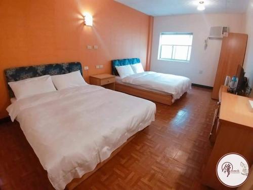 a hotel room with two beds and a window at INUAN Hotspring Villa in Taimali