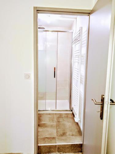 La salle de bains est pourvue d'une douche à l'italienne à côté d'une porte. dans l'établissement Chez Jul, à Bulligny