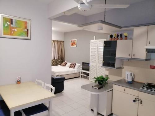 Η κουζίνα ή μικρή κουζίνα στο Bukit Tinggi 1 Hati guesthouse