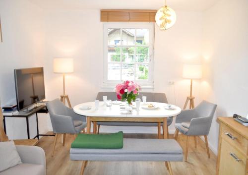 a living room with a white table and chairs at Malvasia Apart in Stumm