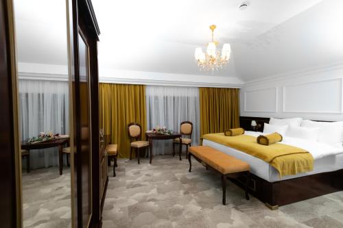 una camera da letto con un letto grande e una sala da pranzo di Hotel Integra Banja Luka a Banja Luka