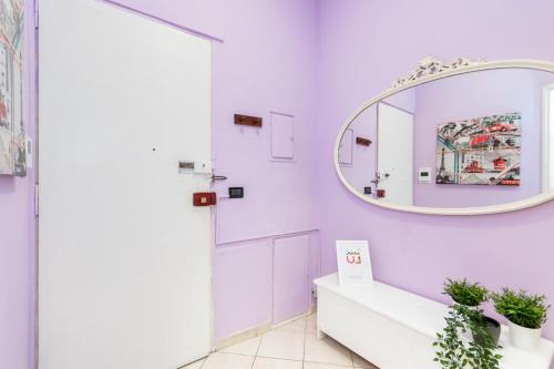 ein Ankleidezimmer mit einem Spiegel und einem weißen Waschtisch in der Unterkunft Studio Lavanda by Wonderful Italy in Turin
