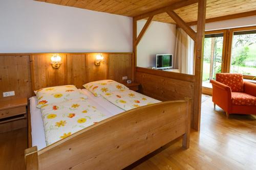 a bedroom with a large bed in a room at Ferienwohnungen Plenk inkl. Chiemgaukarte in Ruhpolding