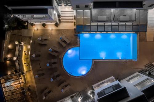 einen Blick über den Pool in der Nacht in der Unterkunft Cyano Hotel in Plakias