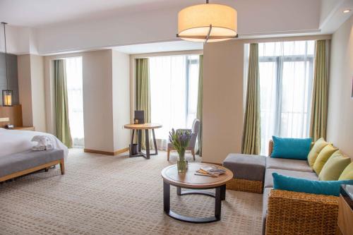 Postel nebo postele na pokoji v ubytování InterContinental Sancha Lake by IHG