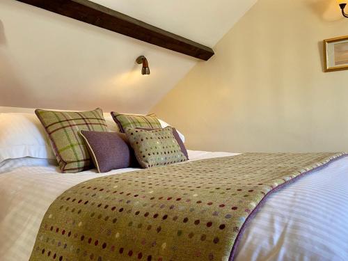 Cama ou camas em um quarto em Rose Cottages