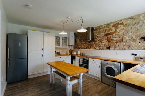 A kitchen or kitchenette at Parc Farm Cottage, Flintshire, North Wales